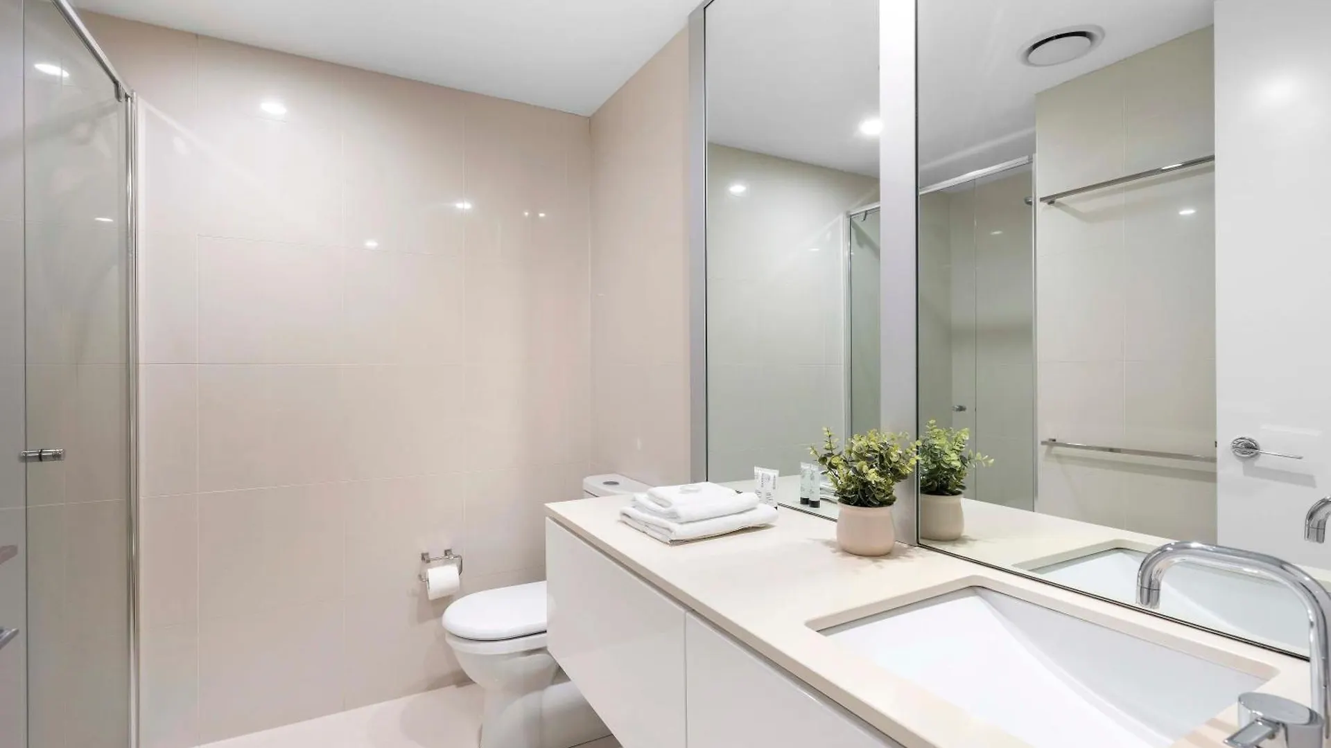 Q Tower In Surfers Paradise - From Level 3 - Self Contained & Privately Managed - Wow Apartment *