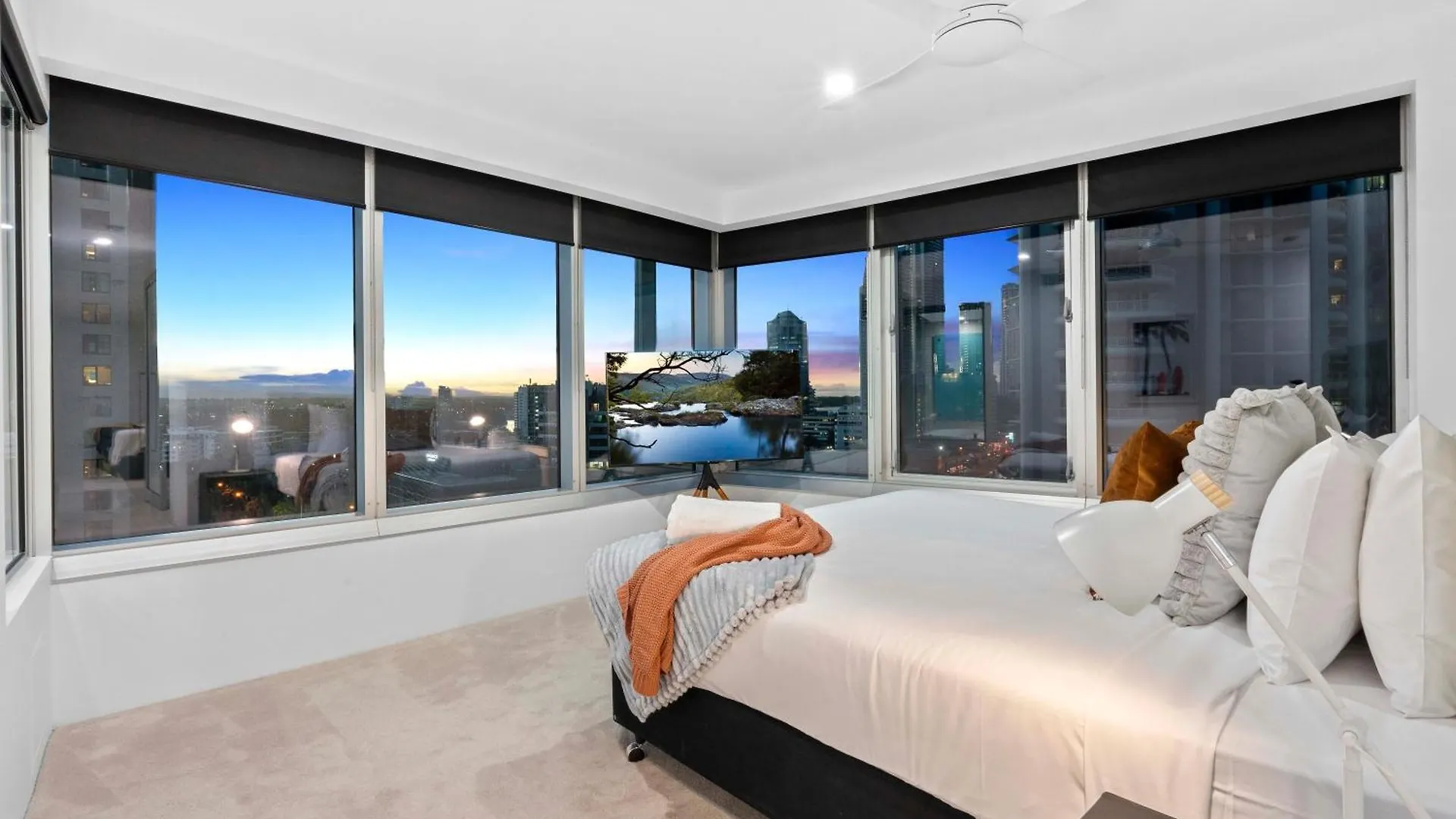 Q Tower In Surfers Paradise - From Level 3 - Self Contained & Privately Managed - Wow Apartment *
