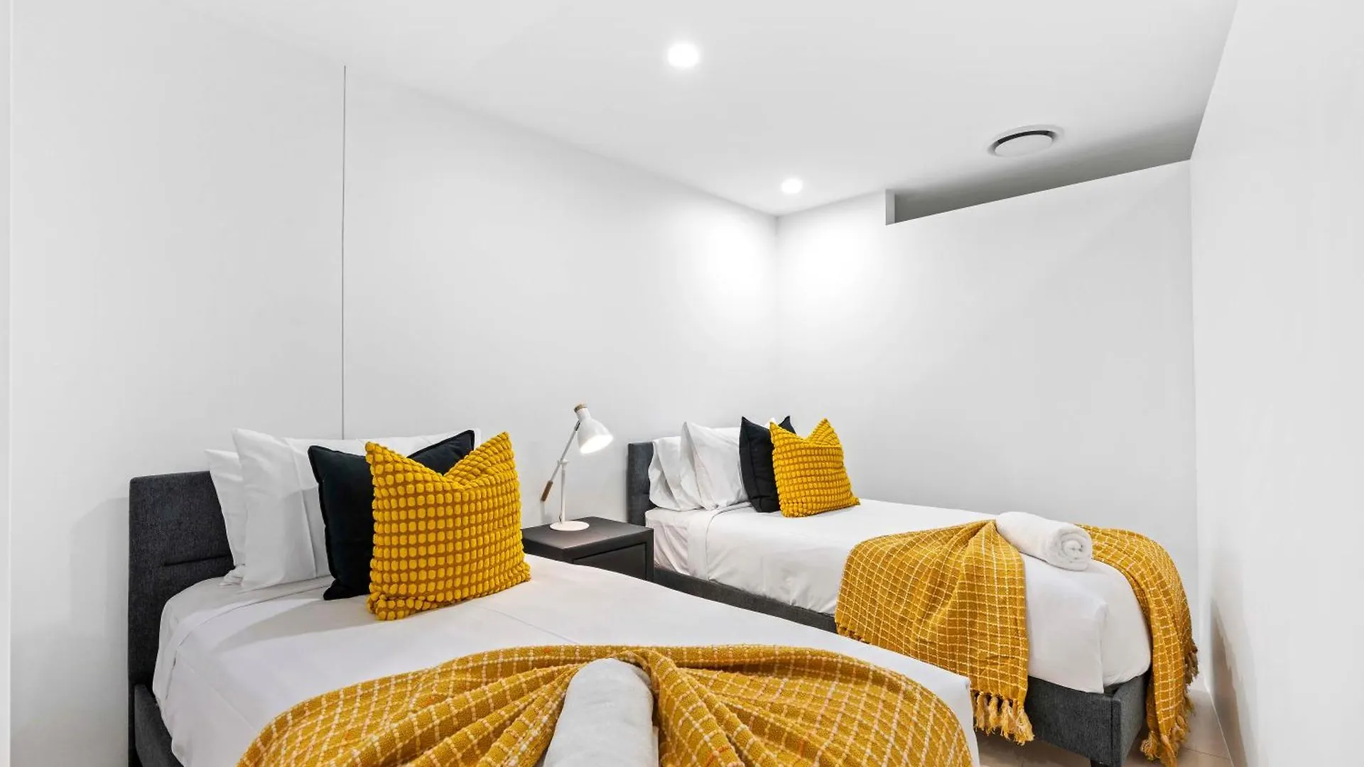 Q Tower In Surfers Paradise - From Level 3 - Self Contained & Privately Managed - Wow Apartment