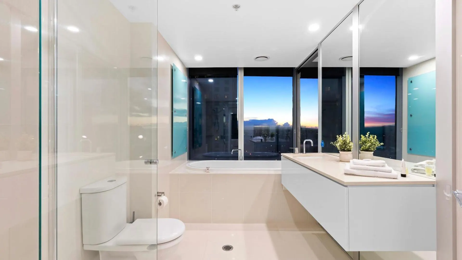 Apartment Q Tower In Surfers Paradise - From Level 3 - Self Contained & Privately Managed - Wow *