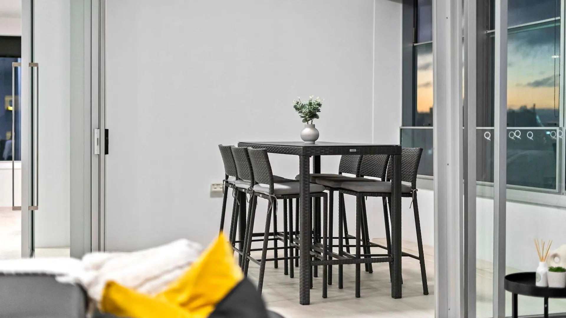 Q Tower In Surfers Paradise - From Level 3 - Self Contained & Privately Managed - Wow * Gold Coast