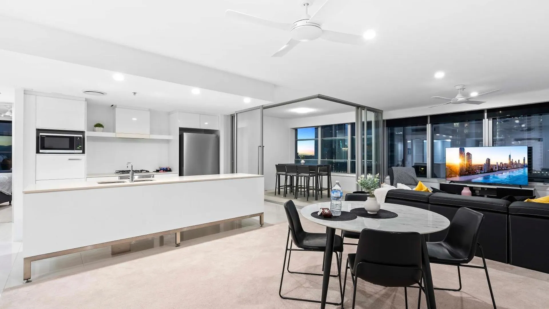 Q Tower In Surfers Paradise - From Level 3 - Self Contained & Privately Managed - Wow Apartment *