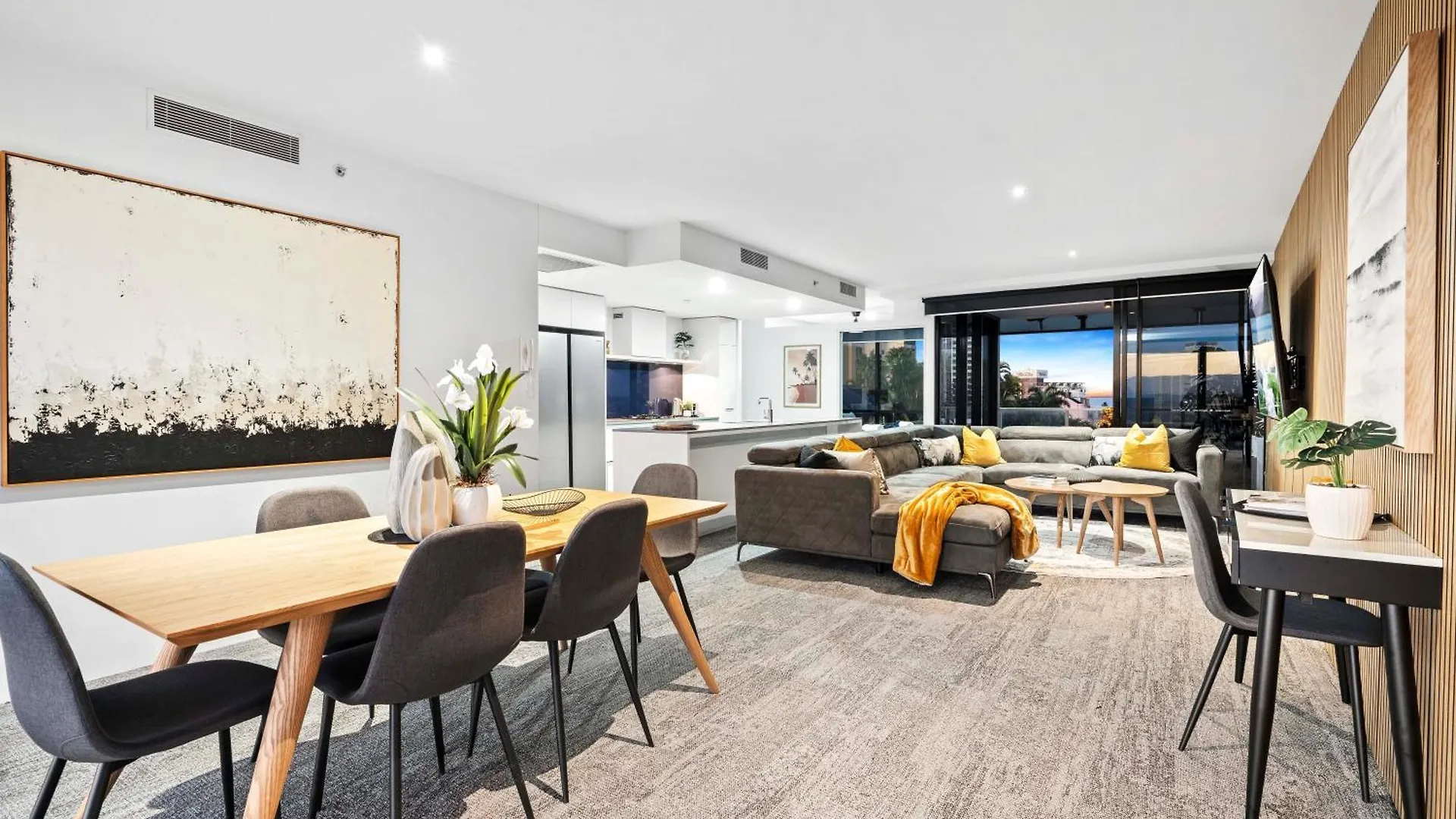 Self-contained At Circle On Cavill - Privately Managed - Wow Apartment