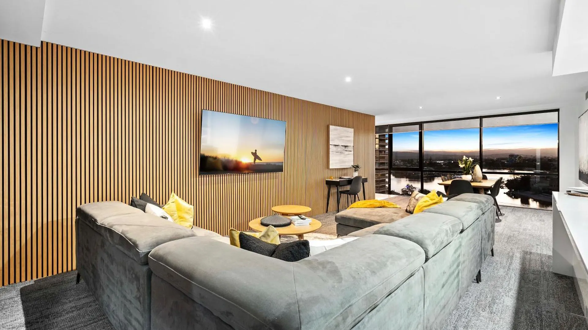 Apartment Self-contained At Circle On Cavill - Privately Managed - Wow *