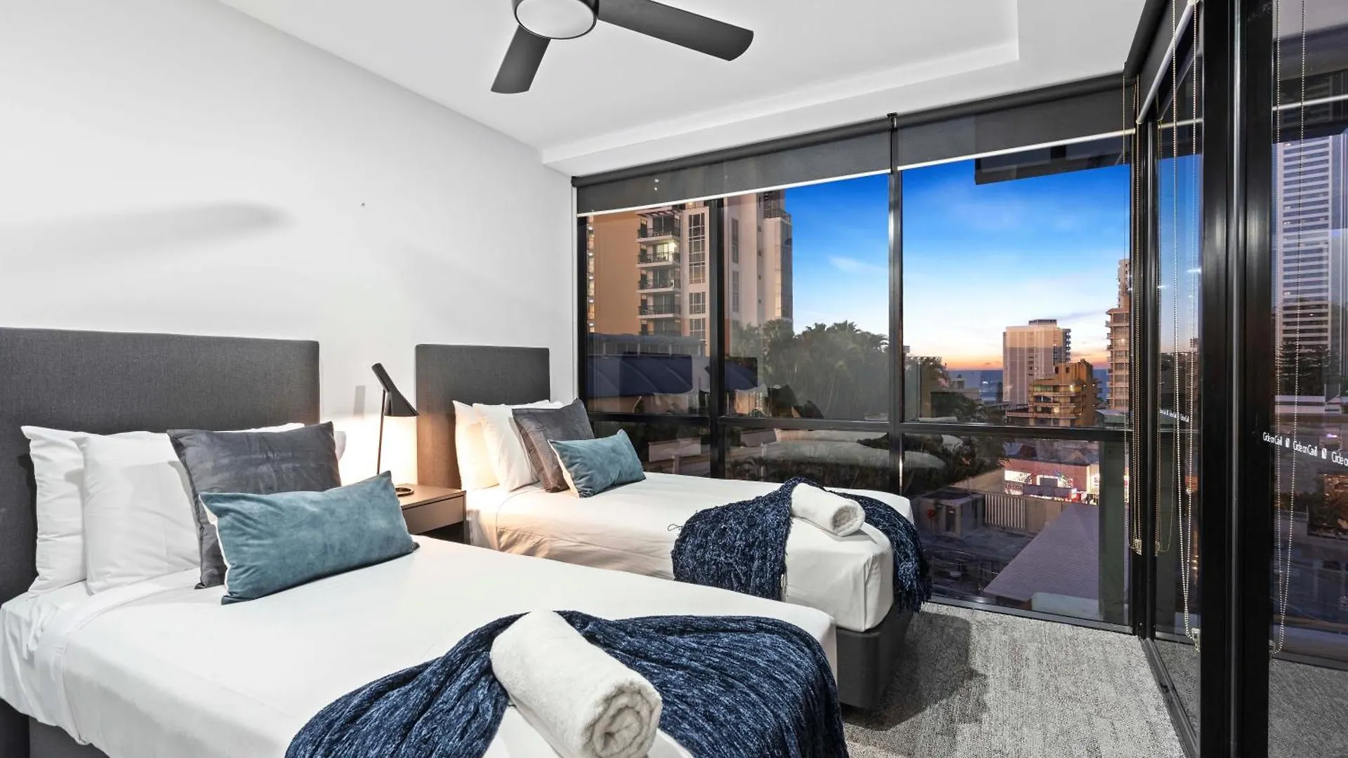 Self-contained At Circle On Cavill - Privately Managed - Wow *