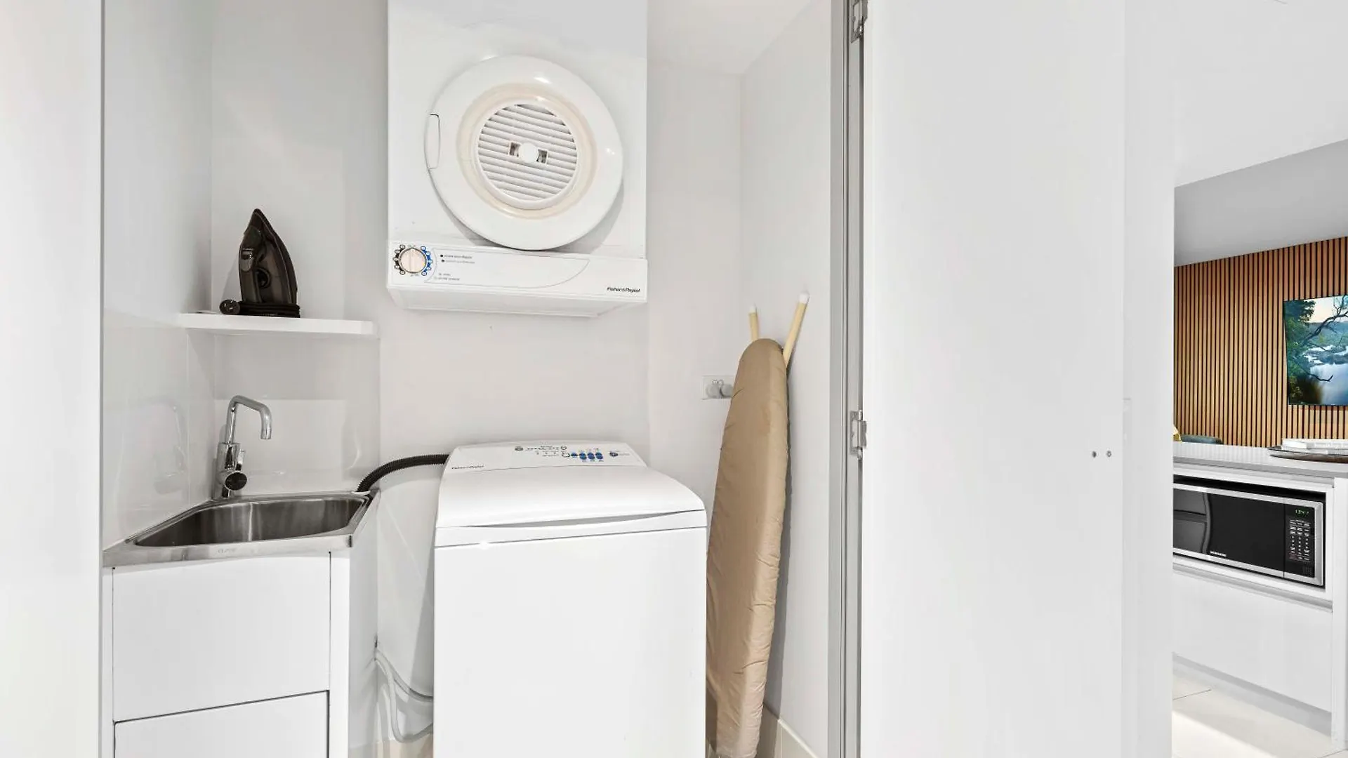 Self-contained At Circle On Cavill - Privately Managed - Wow