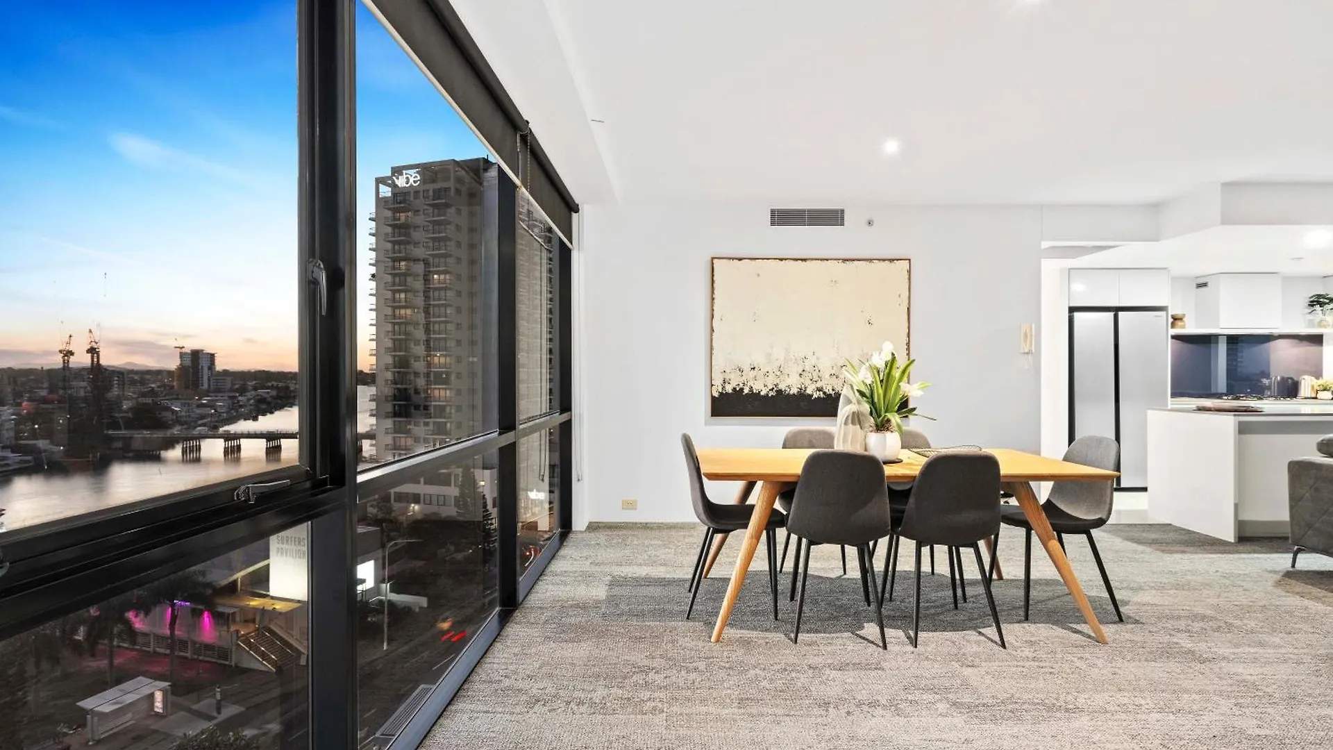 Self-contained At Circle On Cavill - Privately Managed - Wow Apartment *