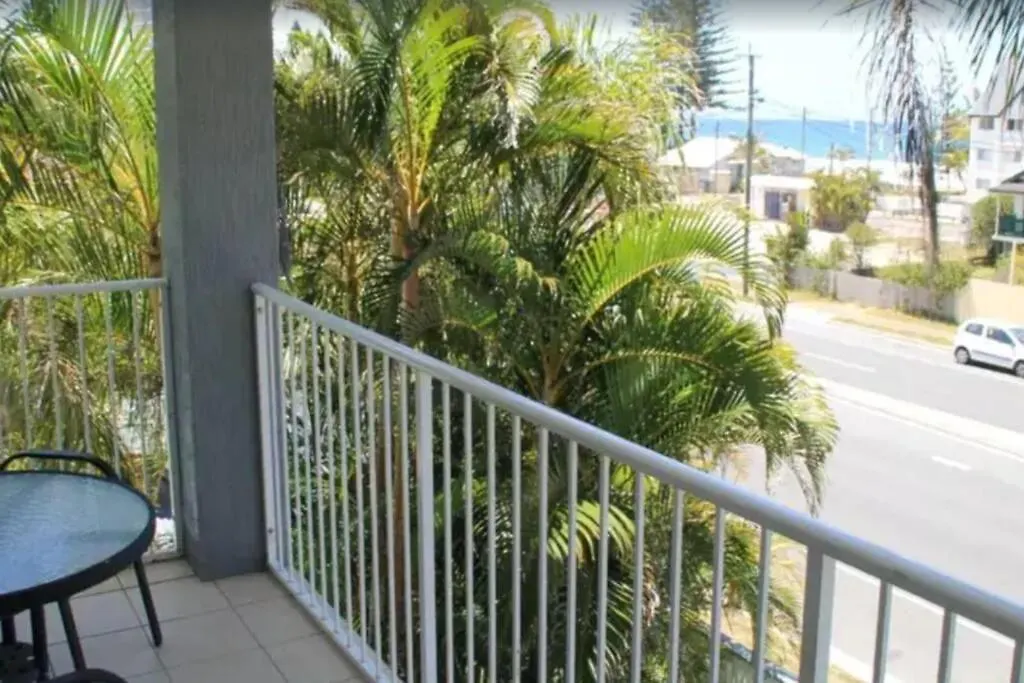 Comfy Unit In Palm Gables Palm Beach!