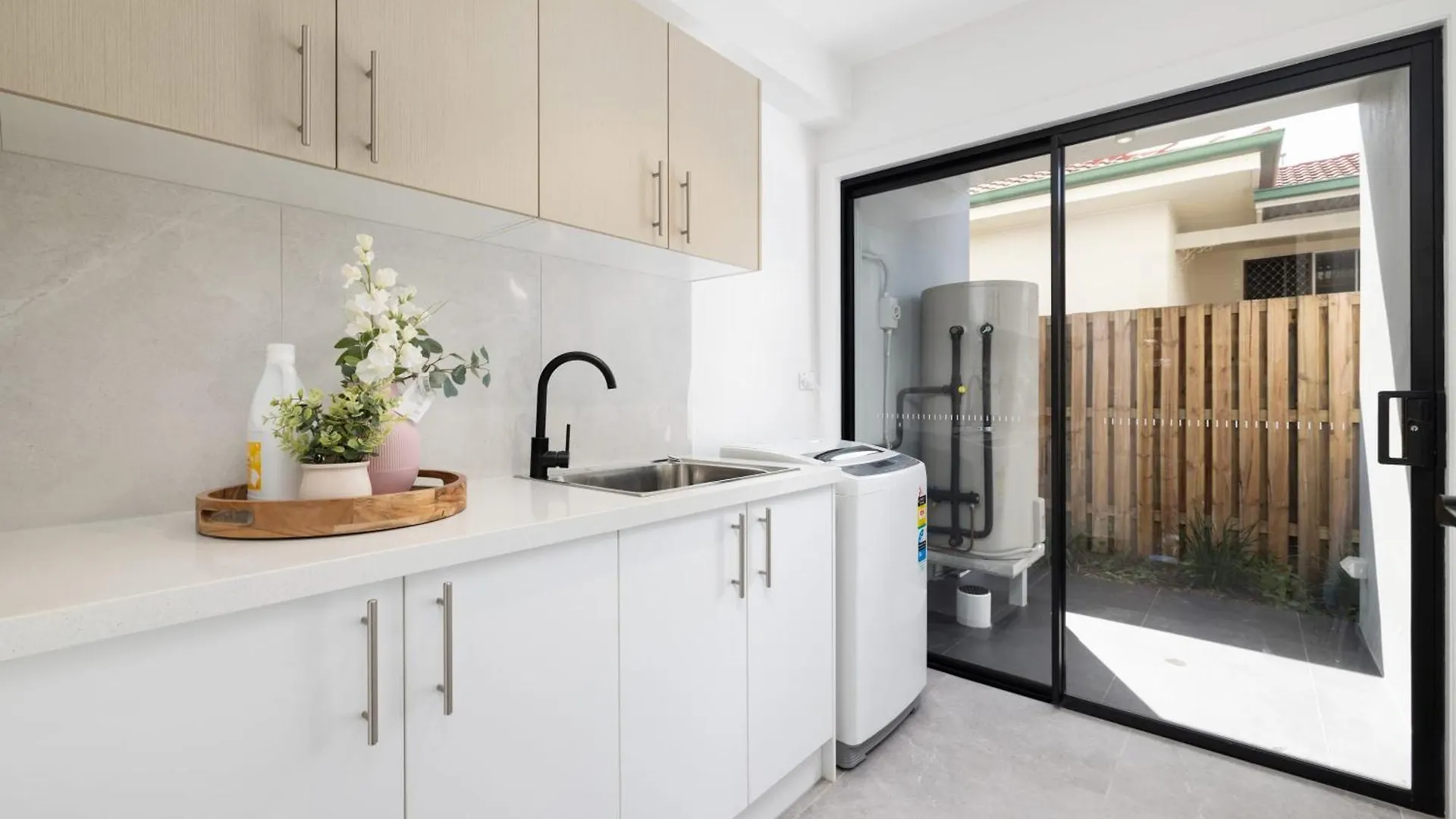 Netflix Brand New 4br Fast Nbn Ac Free Parking Holiday home *