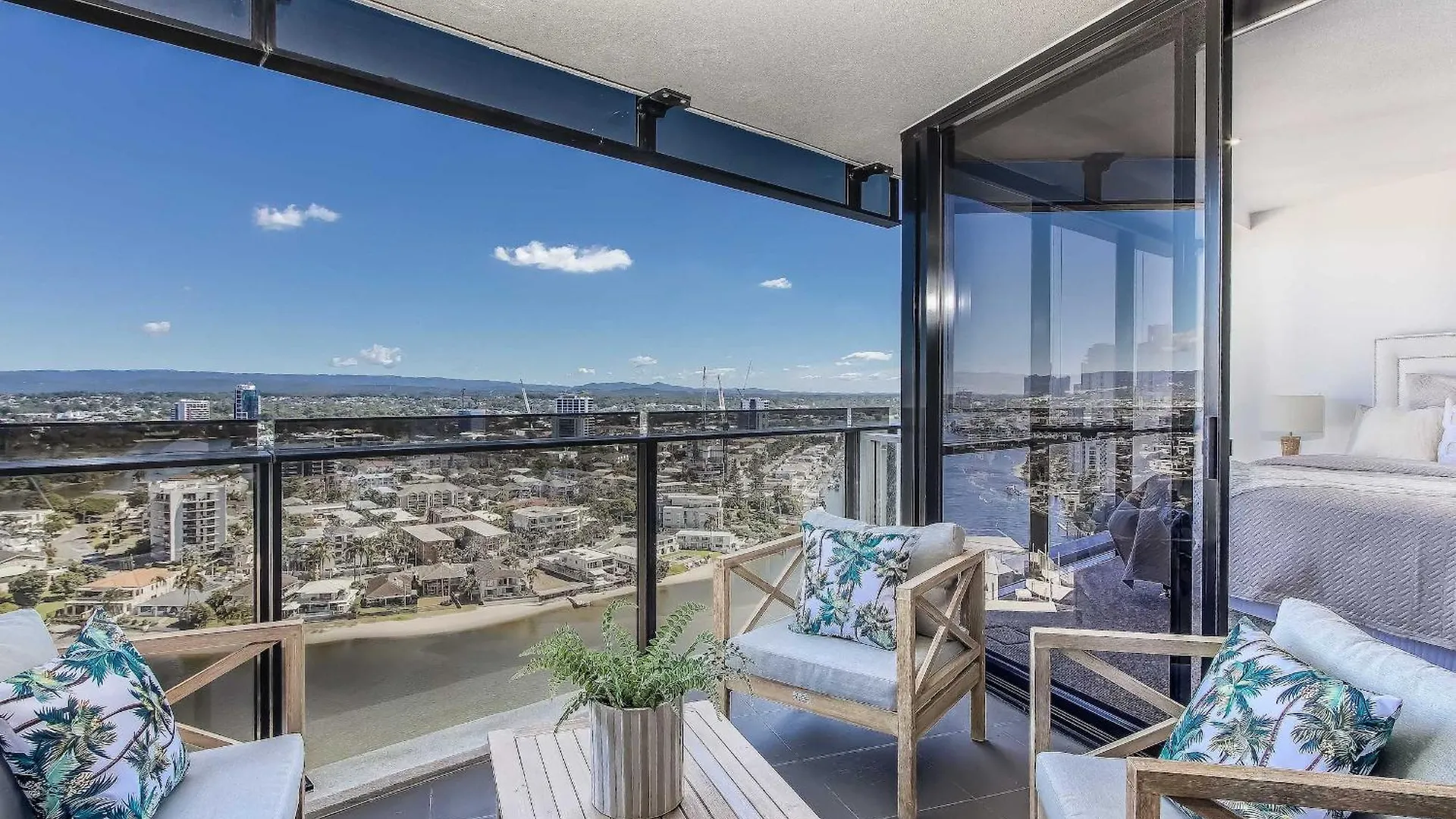 Circle On Cavill - Hosted By Coastal Letting