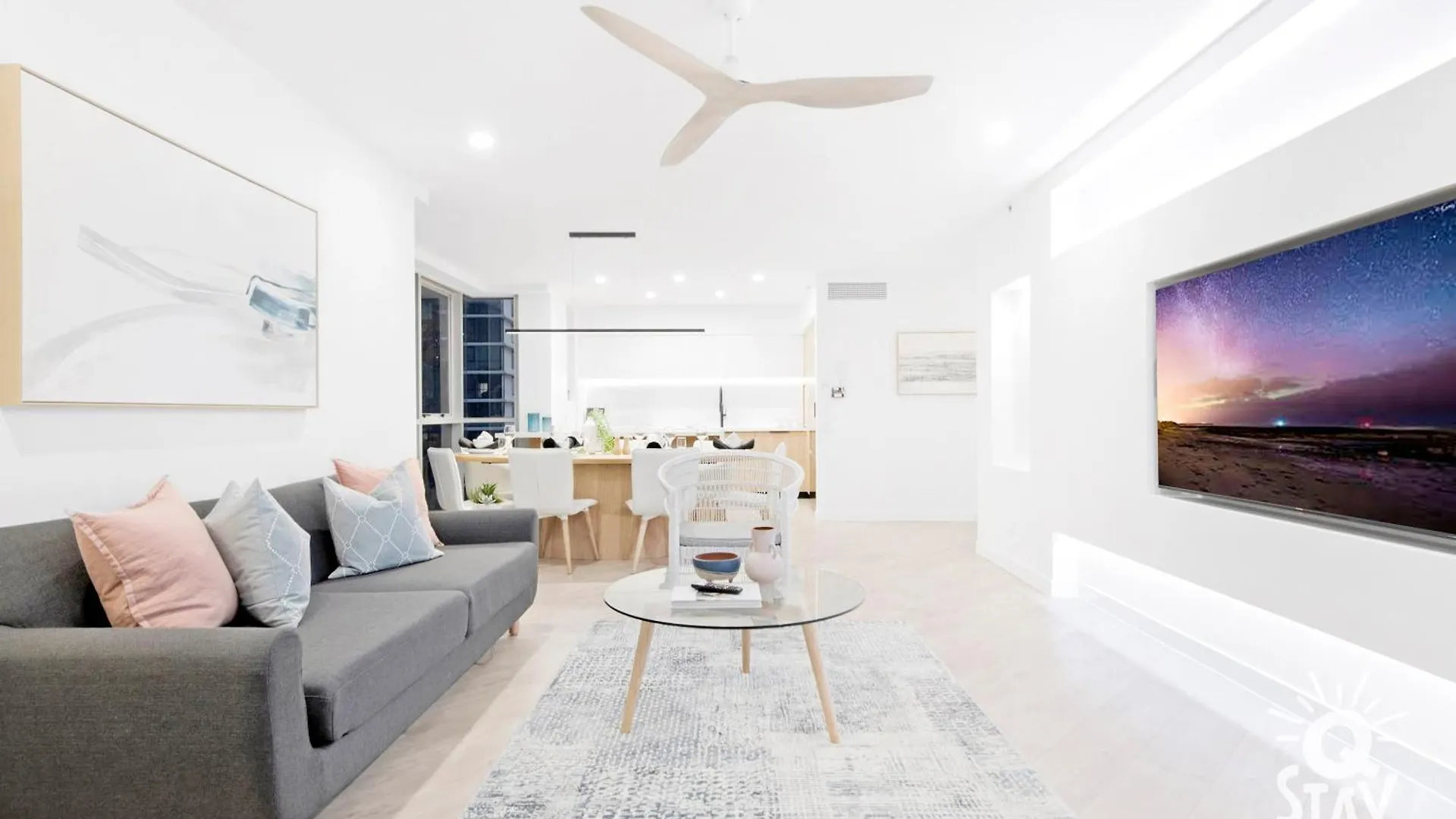 Apartment Chevron Renaissance Surfers Paradise Mid Week Madness Deal - Q *