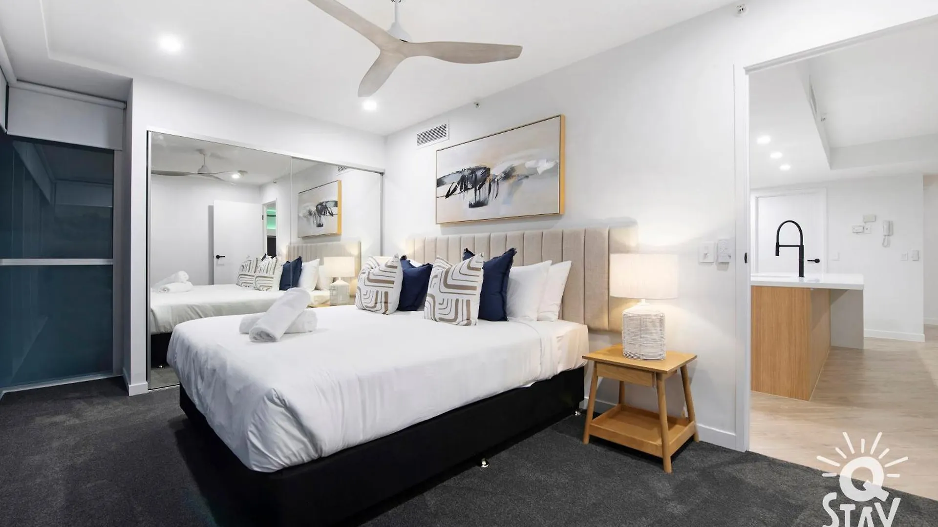 Apartment Chevron Renaissance Surfers Paradise Mid Week Madness Deal - Q