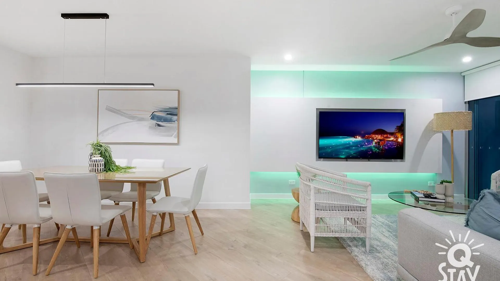 Apartment Chevron Renaissance Surfers Paradise Mid Week Madness Deal - Q *