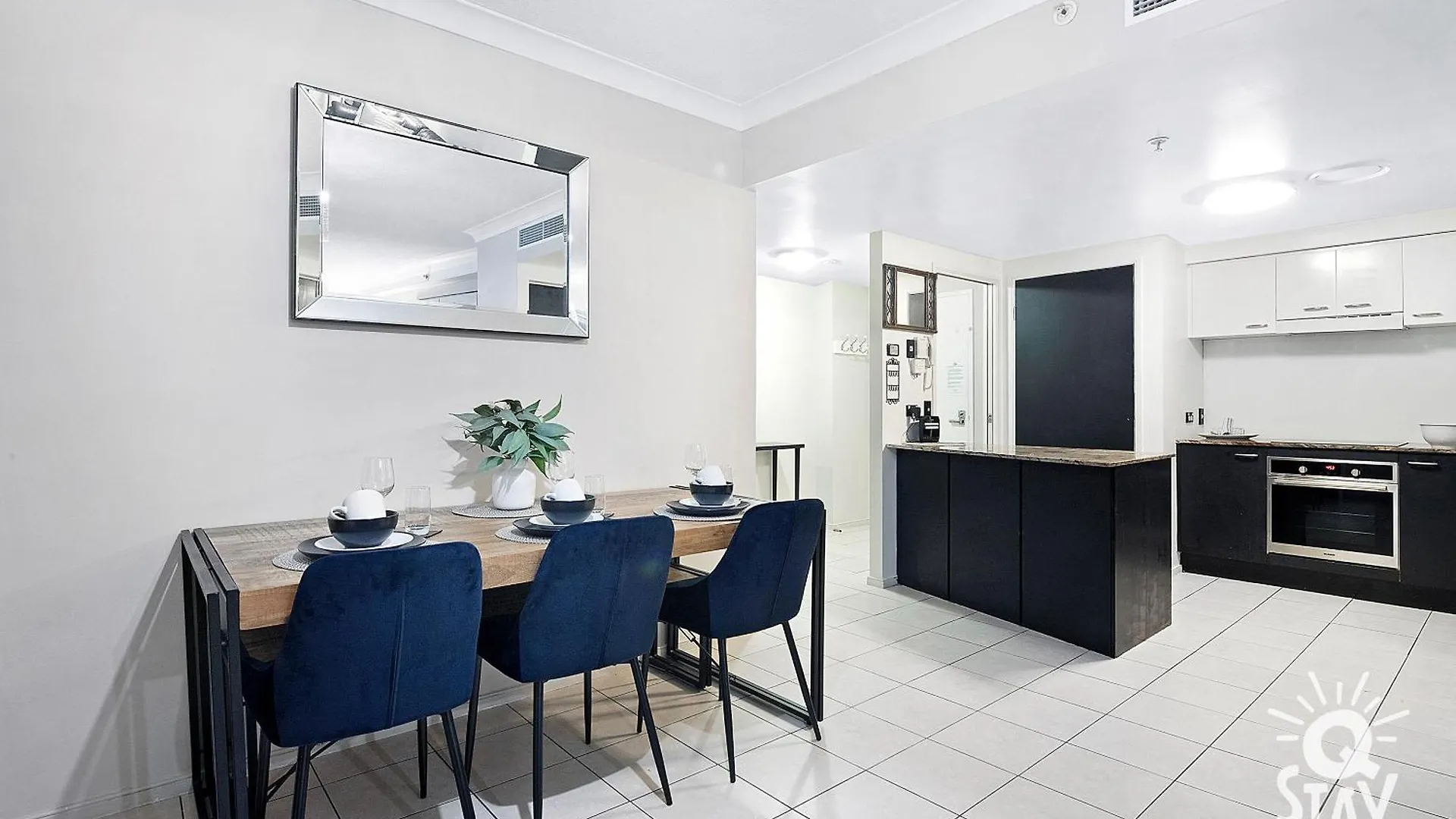 Apartment Chevron Renaissance Surfers Paradise Mid Week Madness Deal - Q *