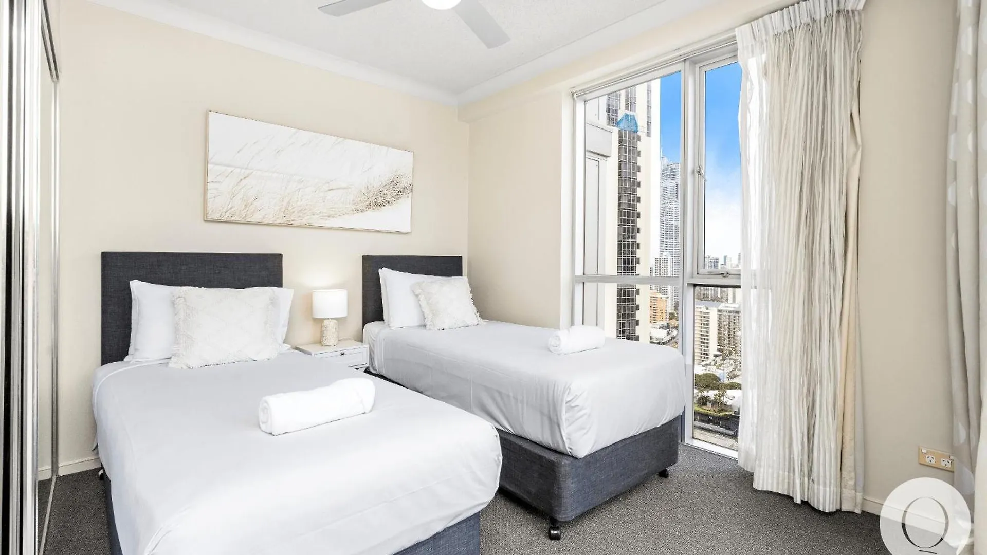 Apartment Chevron Renaissance Surfers Paradise Mid Week Madness Deal - Q *