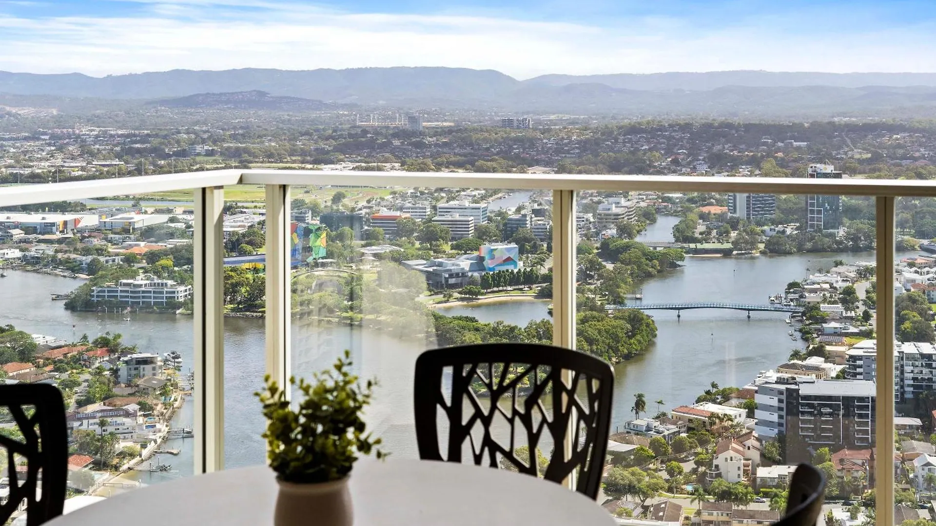 Self-contained At Circle On Cavill - Privately Managed - Wow Apartment