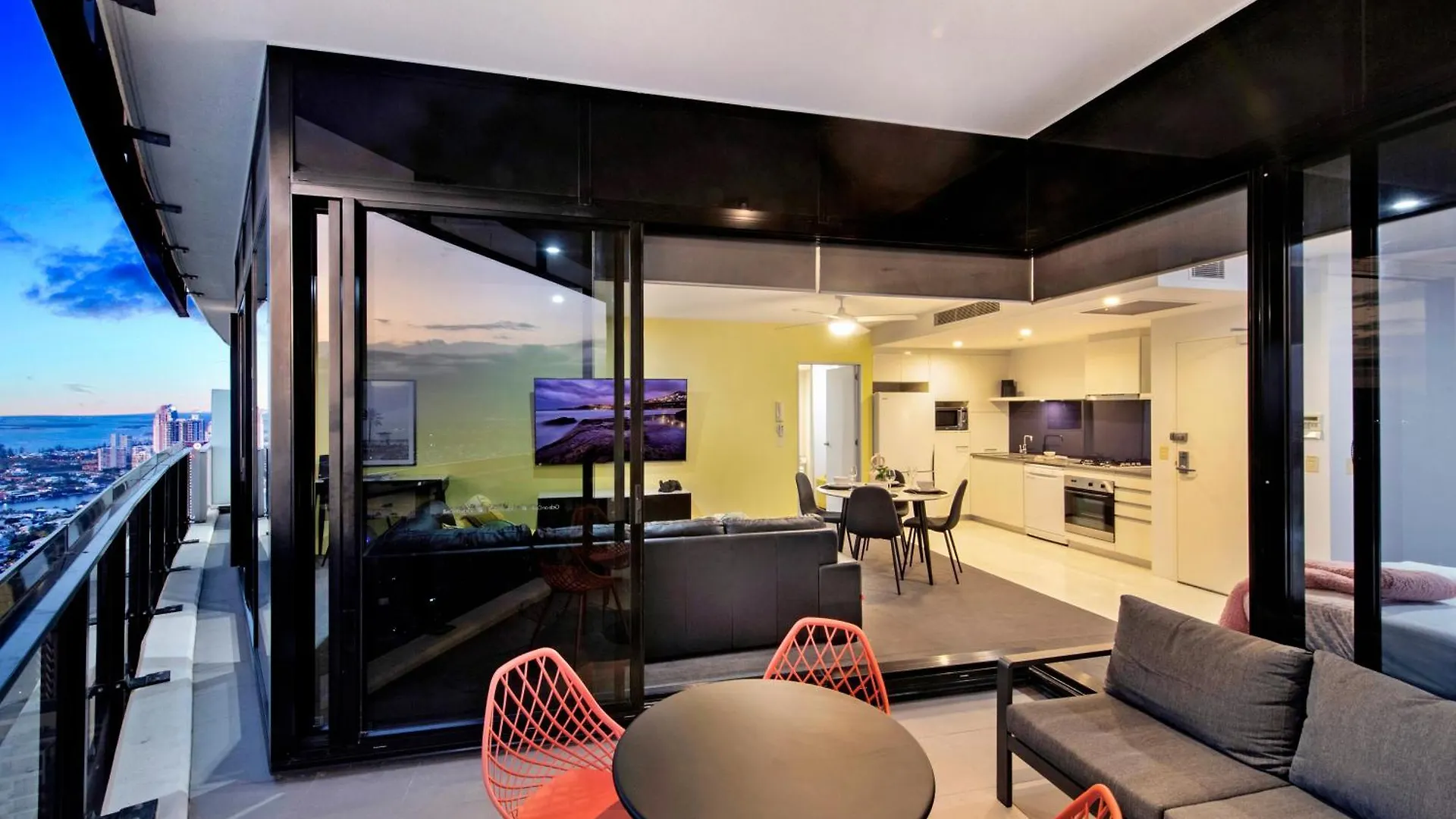 Self-contained At Circle On Cavill - Privately Managed - Wow * Gold Coast