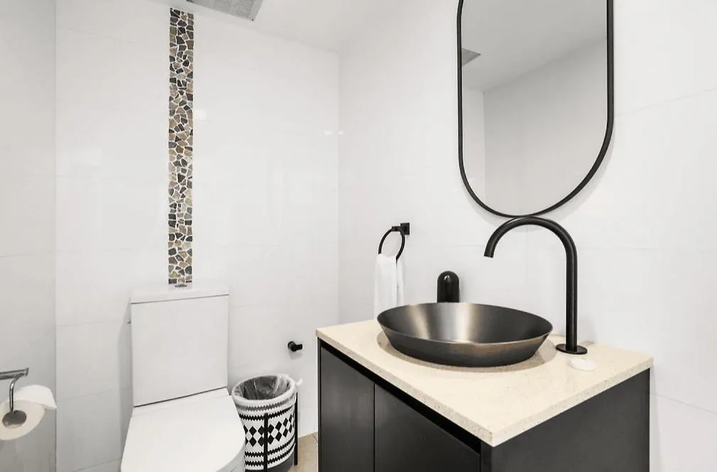 Apartment 3 Bedroom Floor Beachfront In Surfers Paradise - Q *