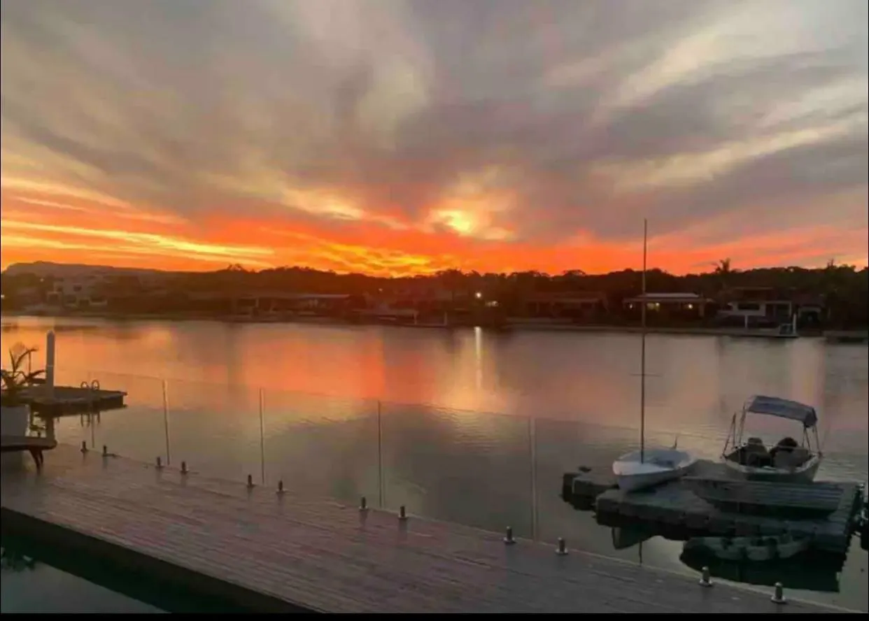 Sandy Toes & Sunsets On The Creek In Palm Beach, Qld! Dom wakacyjny
