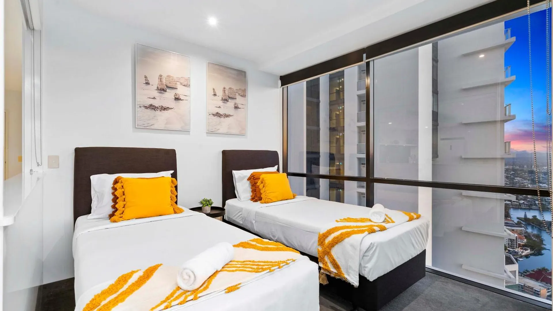 Circle On Cavill: Hinterland View Apartment
