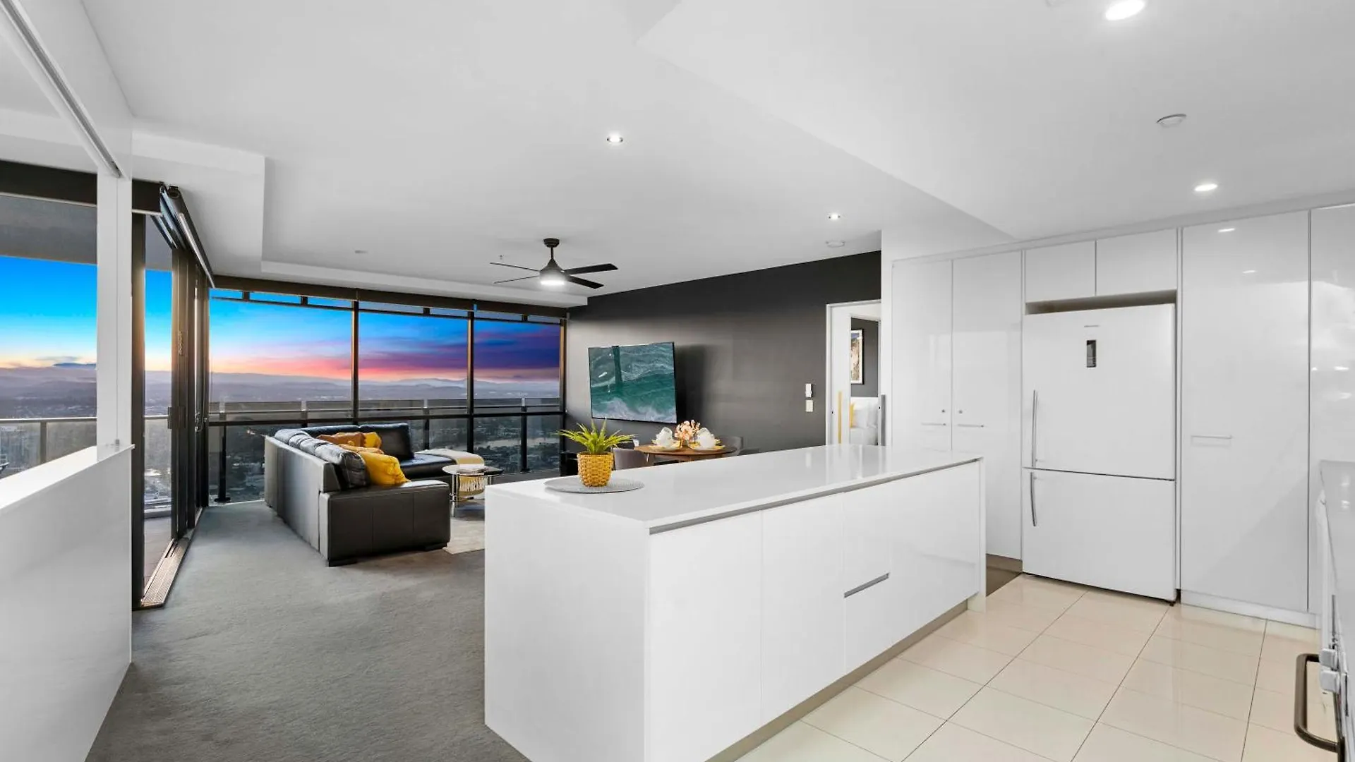 Circle On Cavill: Hinterland View Apartment *
