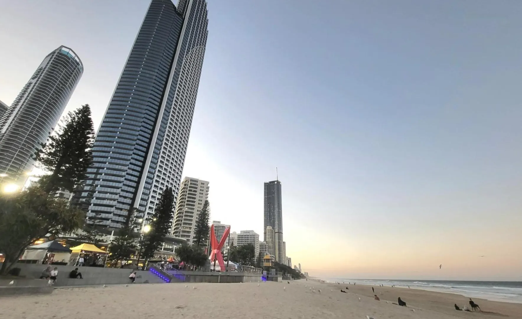 Beachside In The Heart Of Surfers Paradise - Free Parking Gold Coast