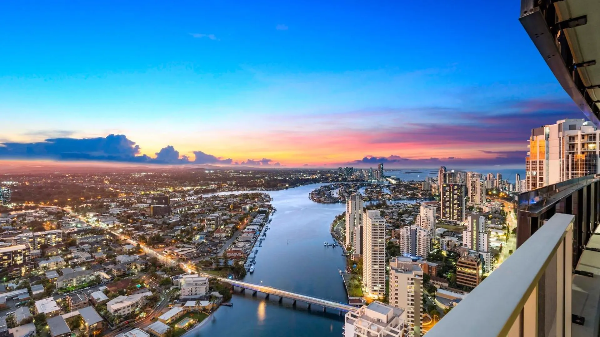 Apartment Circle On Cavill: Hinterland View