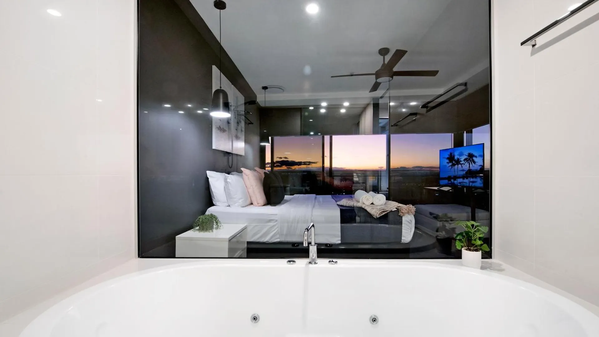 Circle On Cavill: Hinterland View Gold Coast