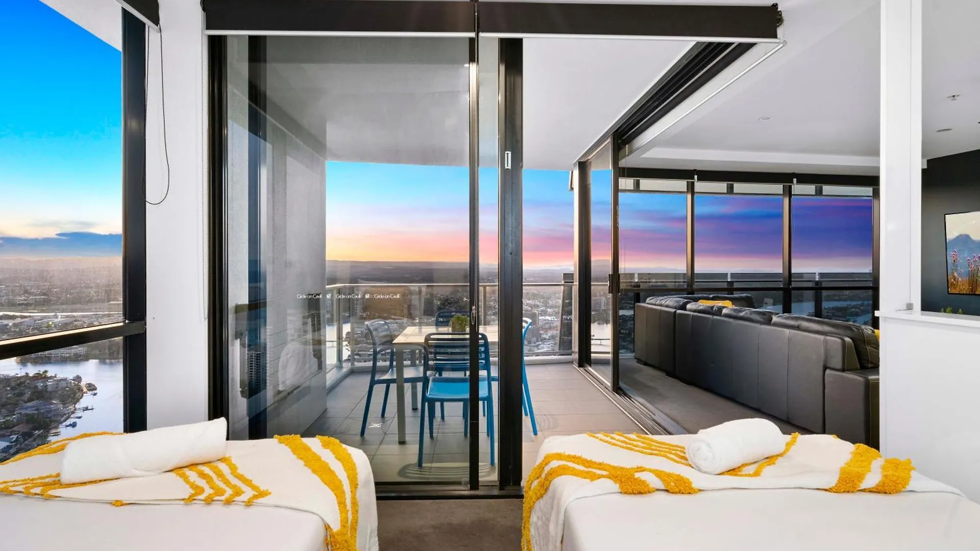 Circle On Cavill: Hinterland View Apartment *