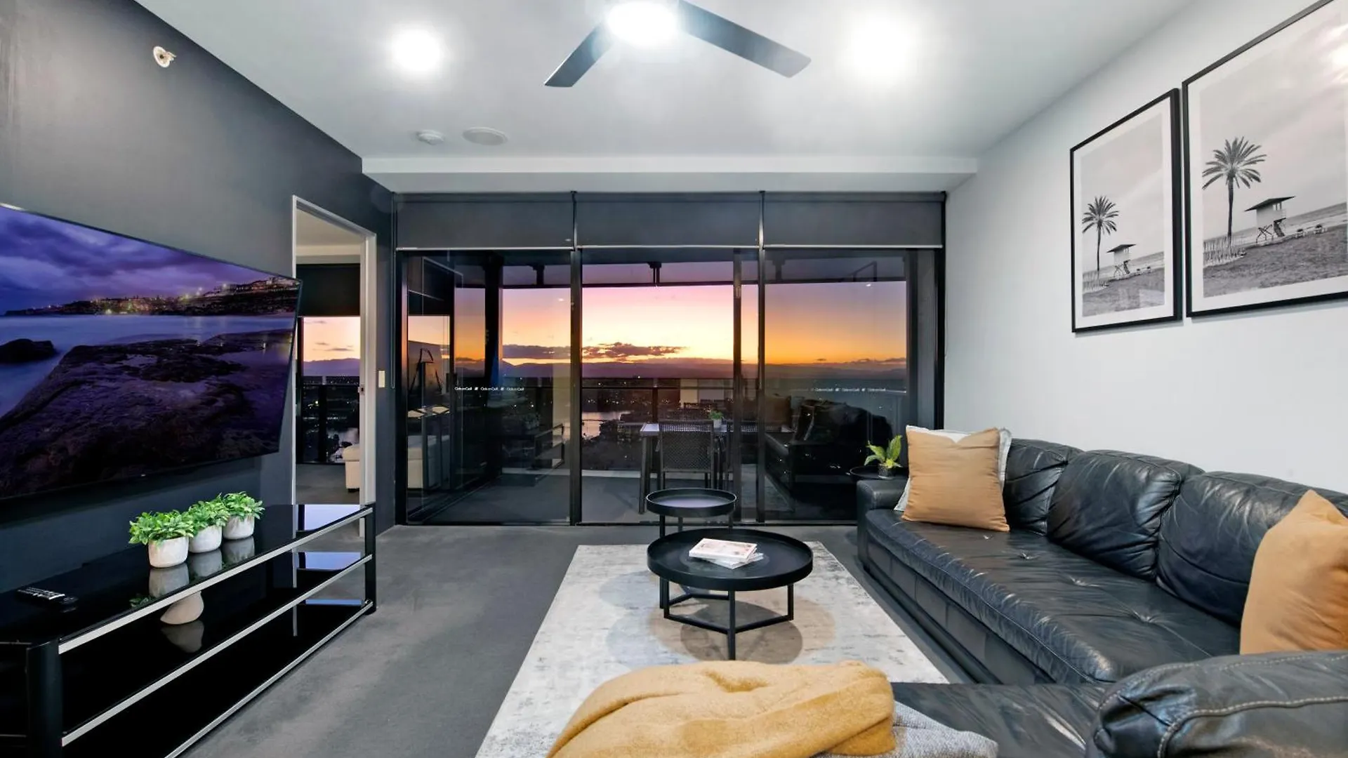 Circle On Cavill: Hinterland View Apartment