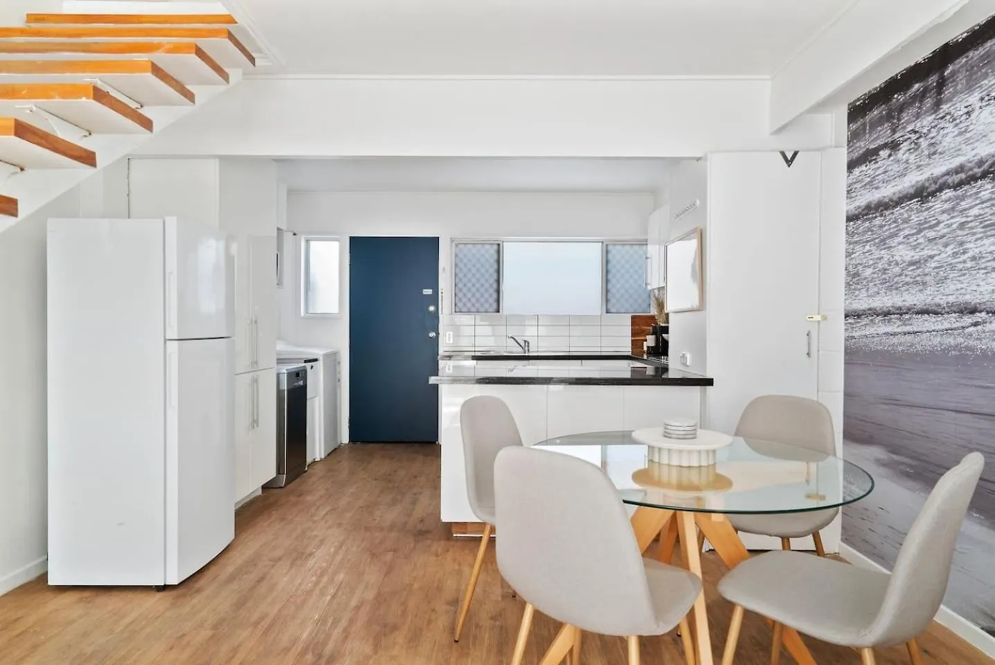 The Surfers' Loft - A Calm Coastal Pad By The *