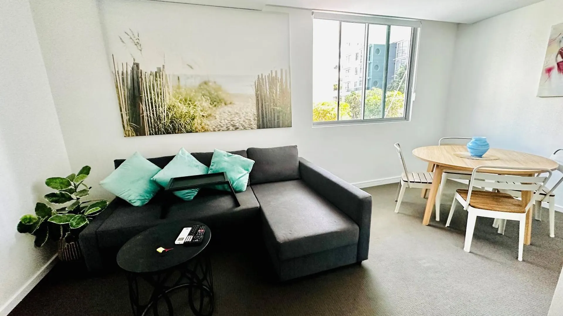 Apartment Modern 2 Bedroom Apt Near Tram & Ocean Gold Coast