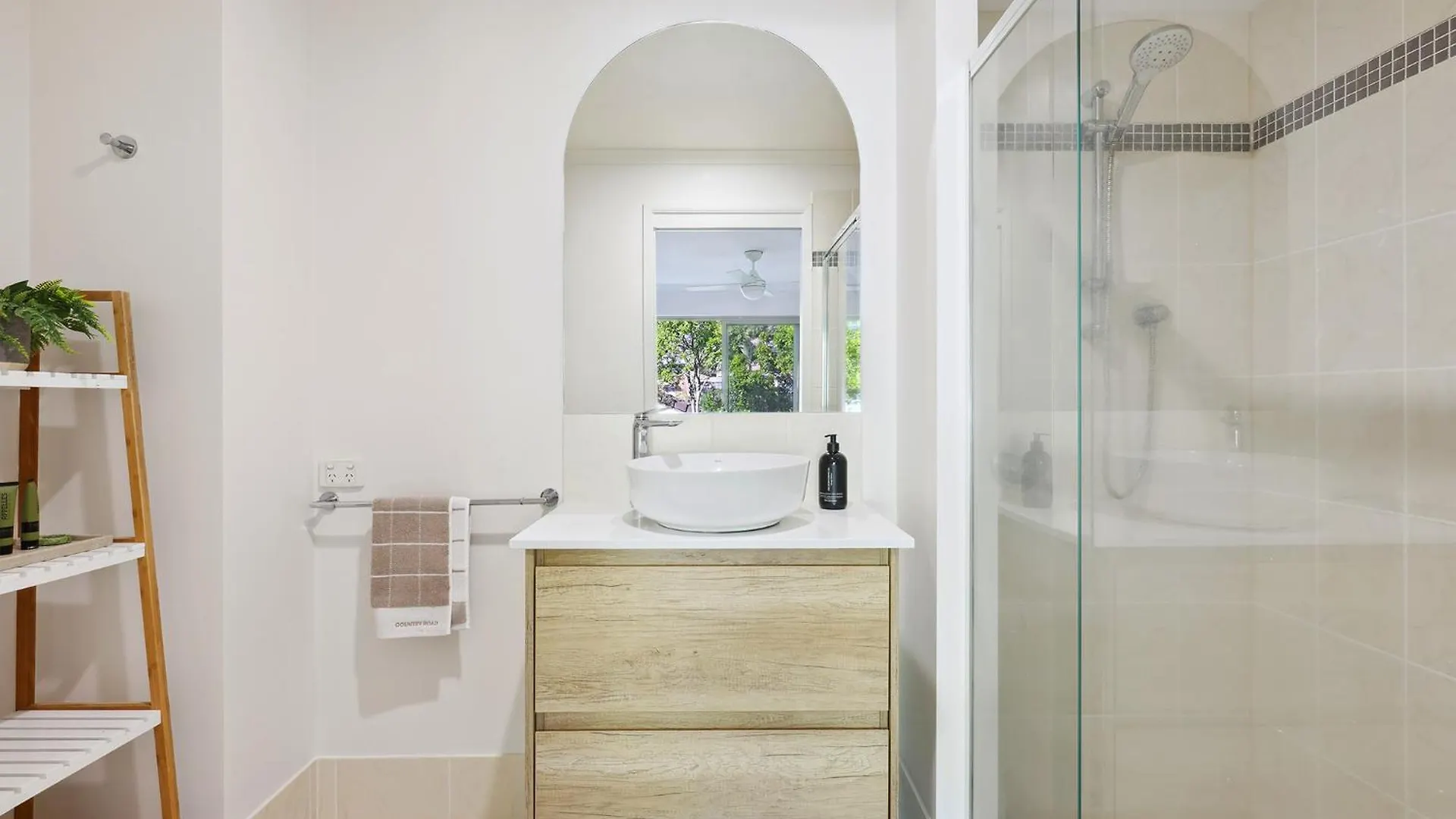 Burleigh Beachside Retreat *