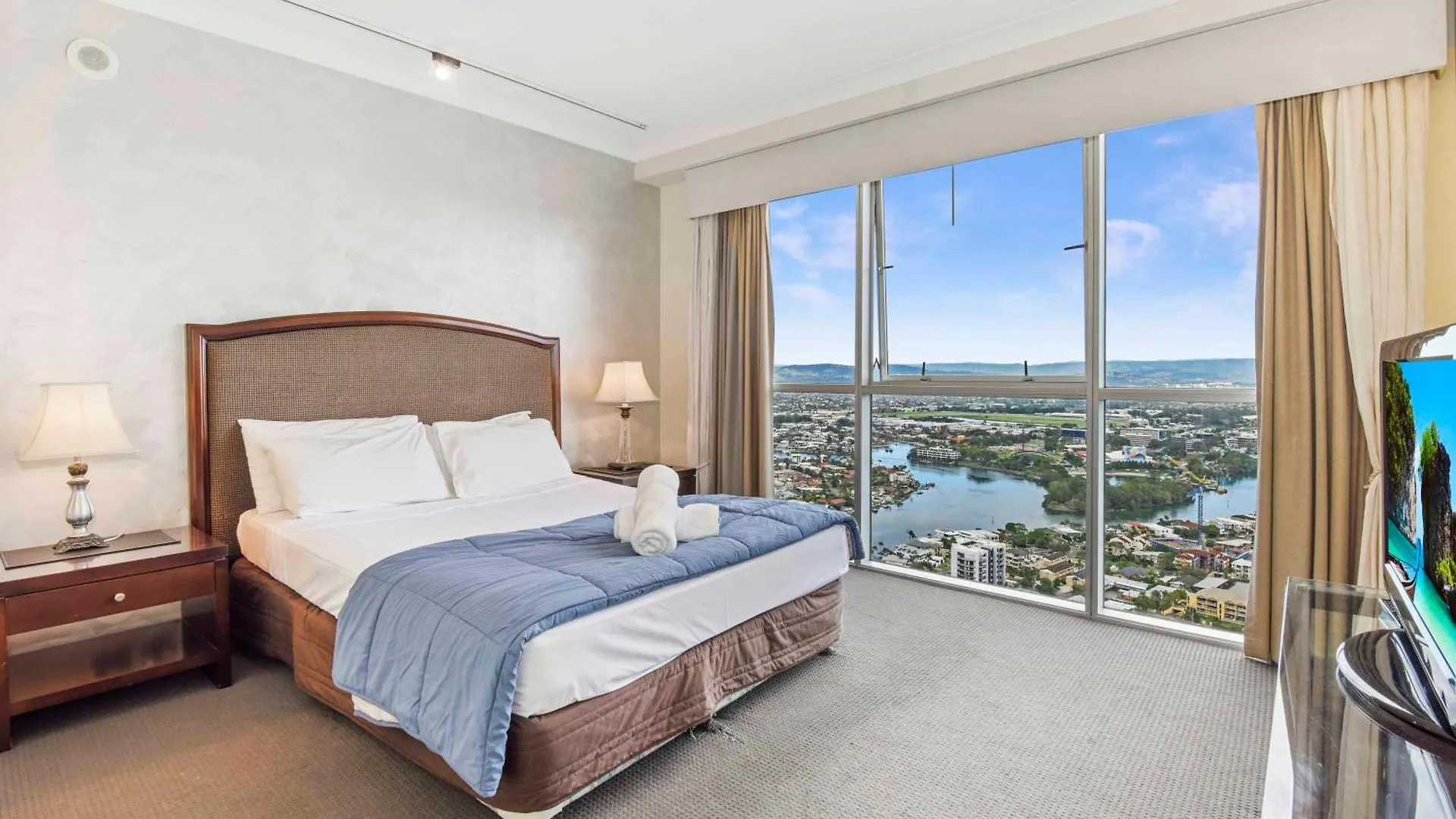 Chevron Renaissance Apartment *