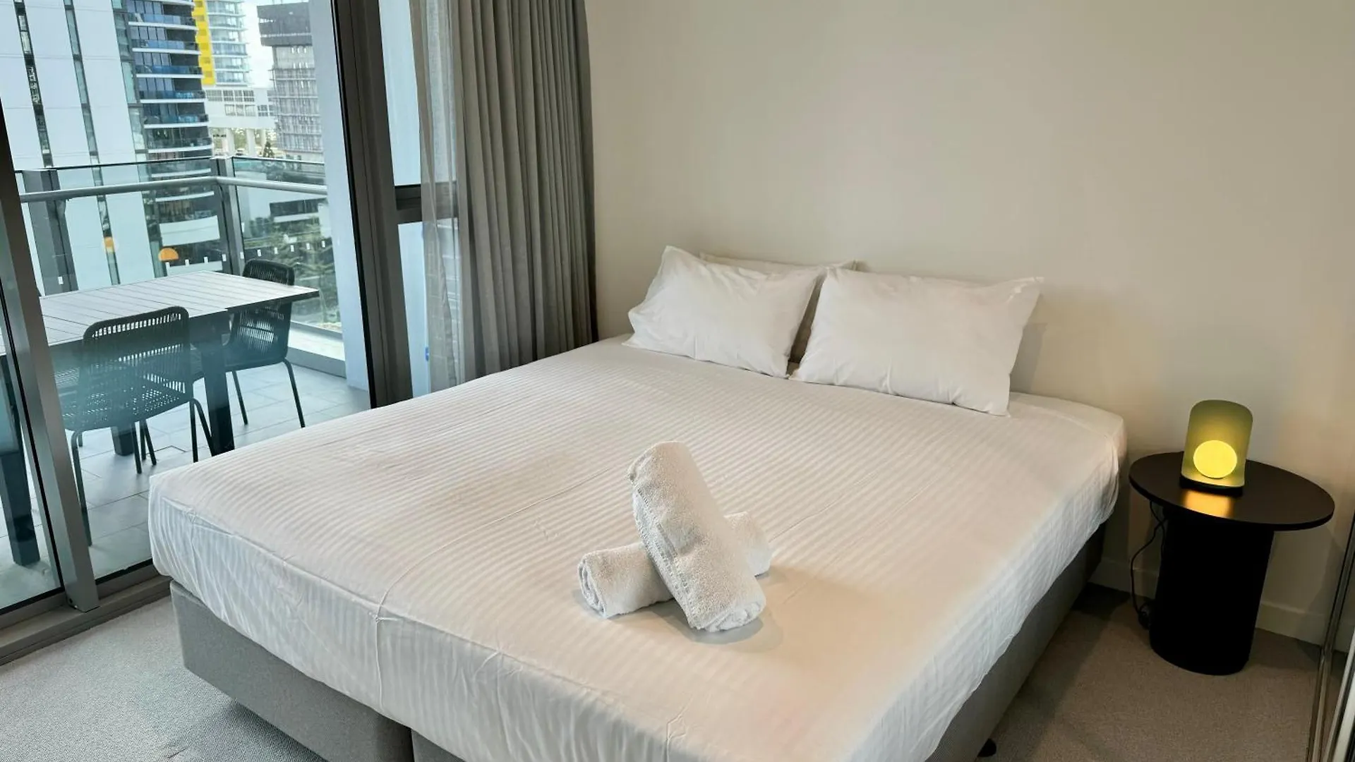 Signature Ocean Views 9th Floor 2 Bed 2 Bath Free Parking Apartment *