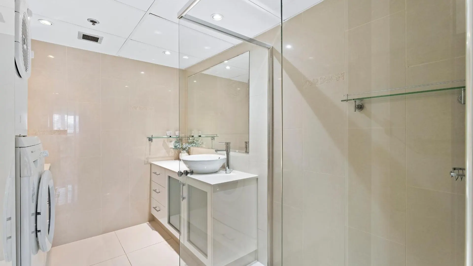 3 Bedroom Ocean View Unit At Zenith In Surfers Paradise - Q *