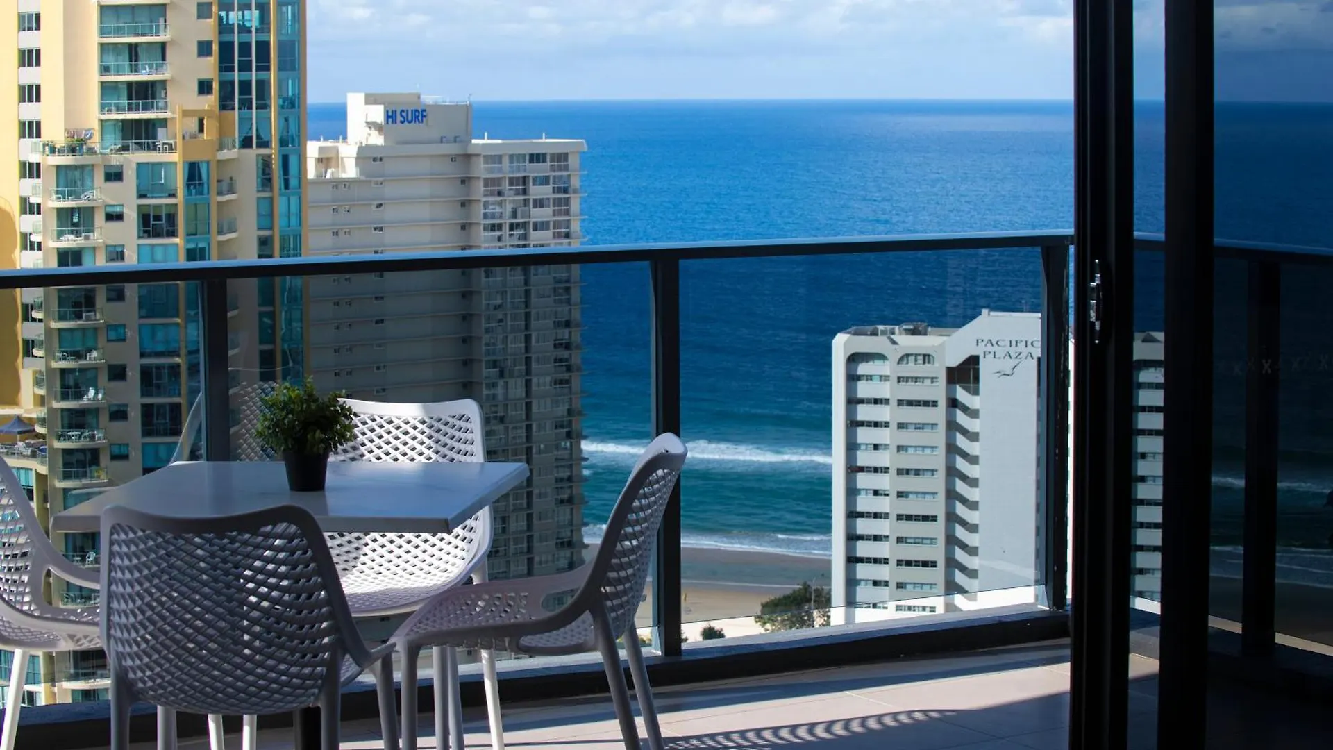Ruby - Self Contained, Privately Managed Apartment *