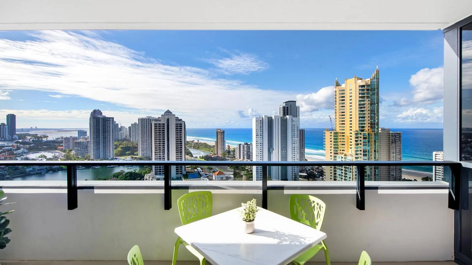 Ruby - Self Contained, Privately Managed Apartment Gold Coast