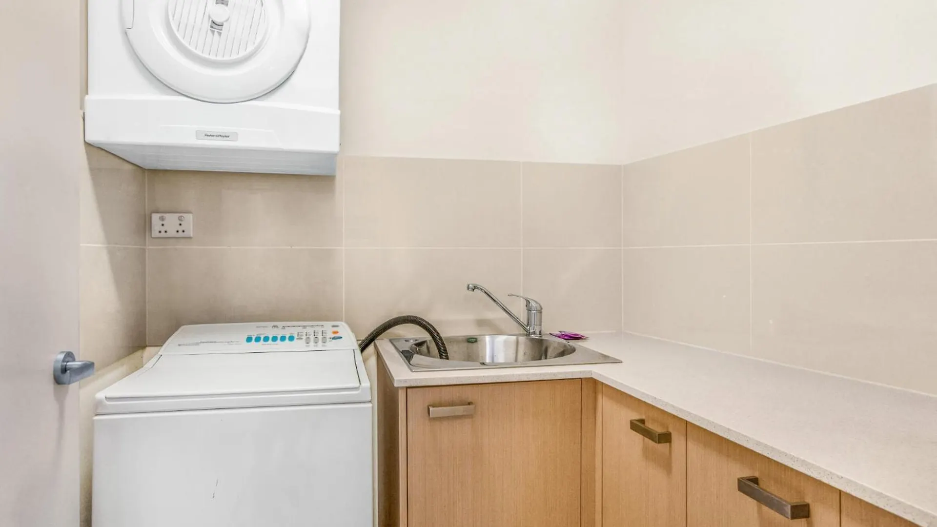 Lakeside Family Oasis With Pool, Gym And Balcony * Gold Coast