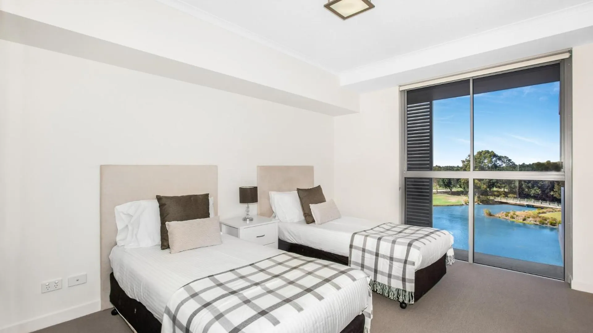 Apartment Lakeside Family Oasis With Pool, Gym And Balcony