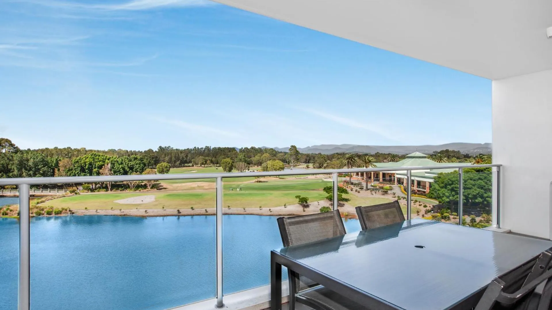 Lakeside Family Oasis With Pool, Gym And Balcony Apartment Gold Coast