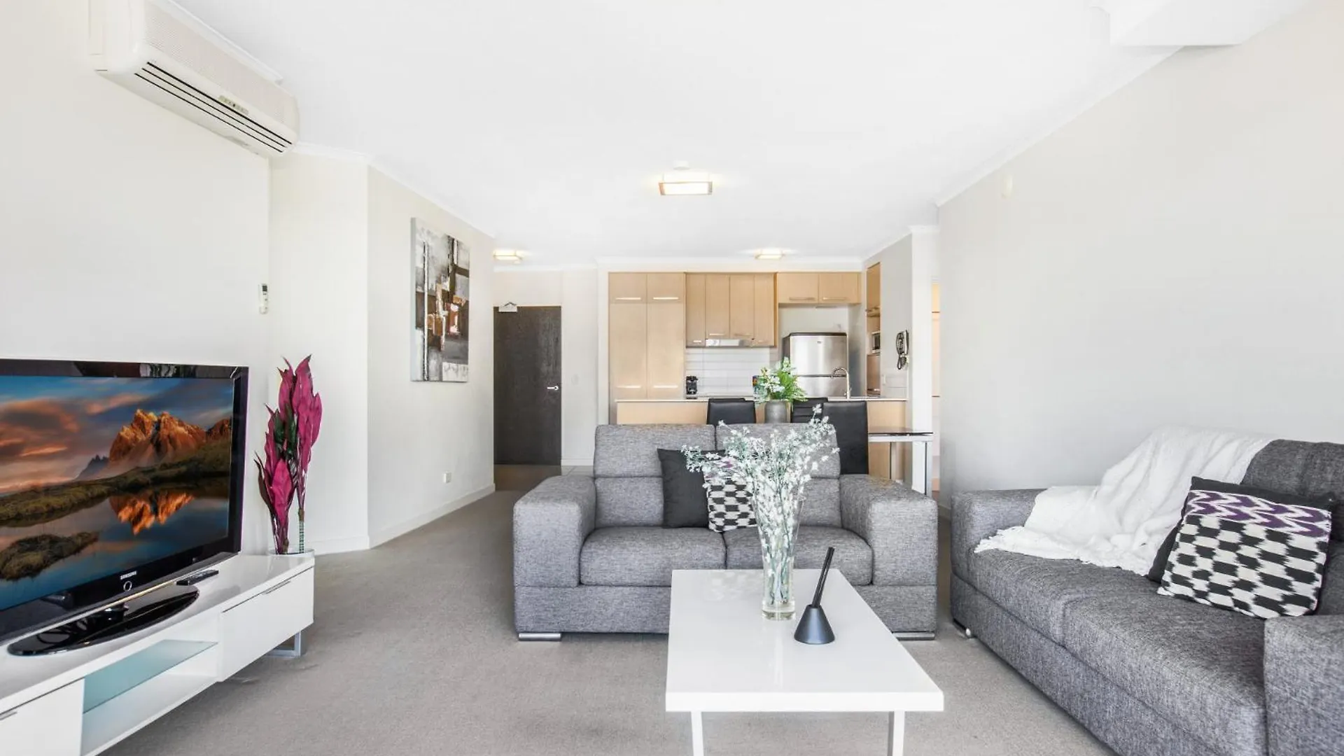 Lakeside Family Oasis With Pool, Gym And Balcony Apartment *