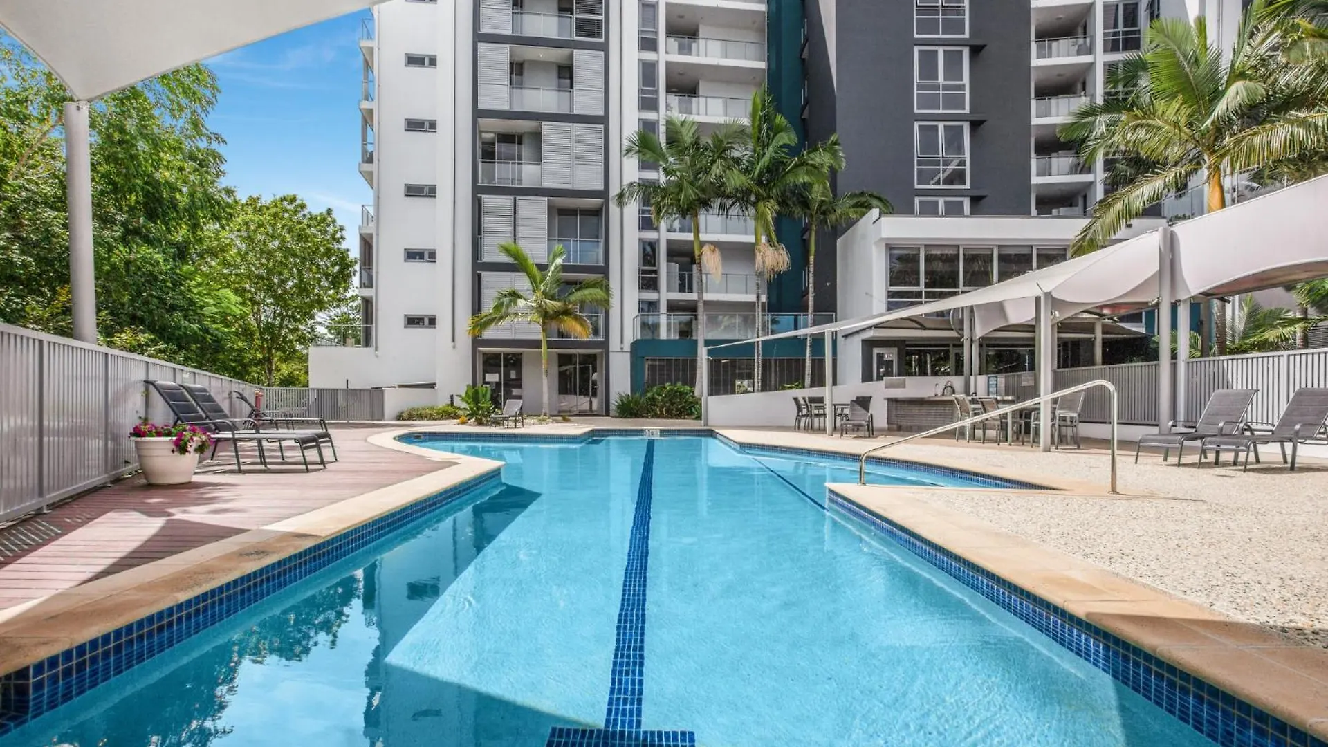 Lakeside Family Oasis With Pool, Gym And Balcony * Gold Coast