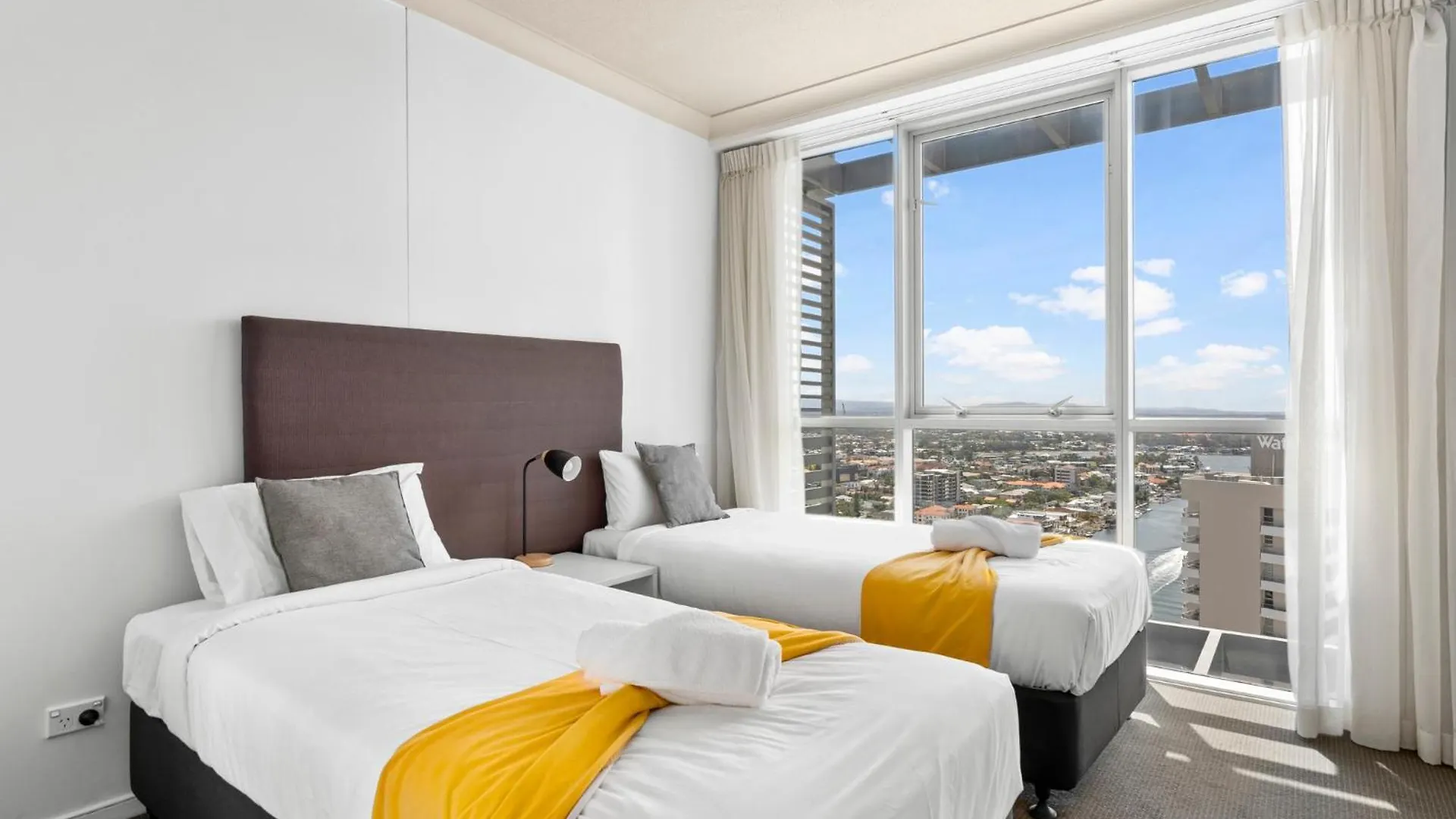 Towers Of Chevron - Private Apartment *