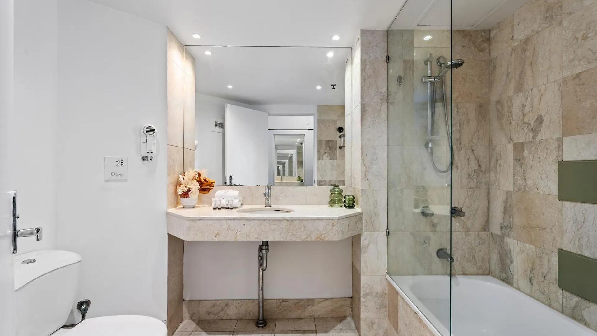 Modern Twin Units In Surfers Paradise - Q