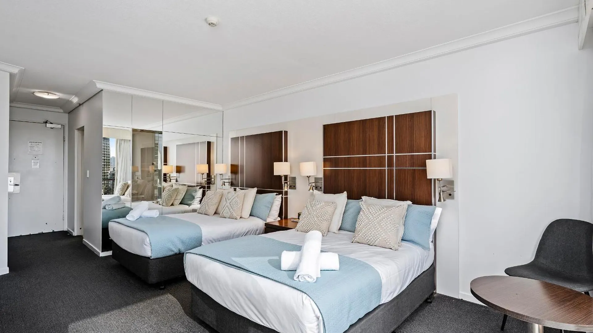 Modern Twin Units In Surfers Paradise - Q Apartment