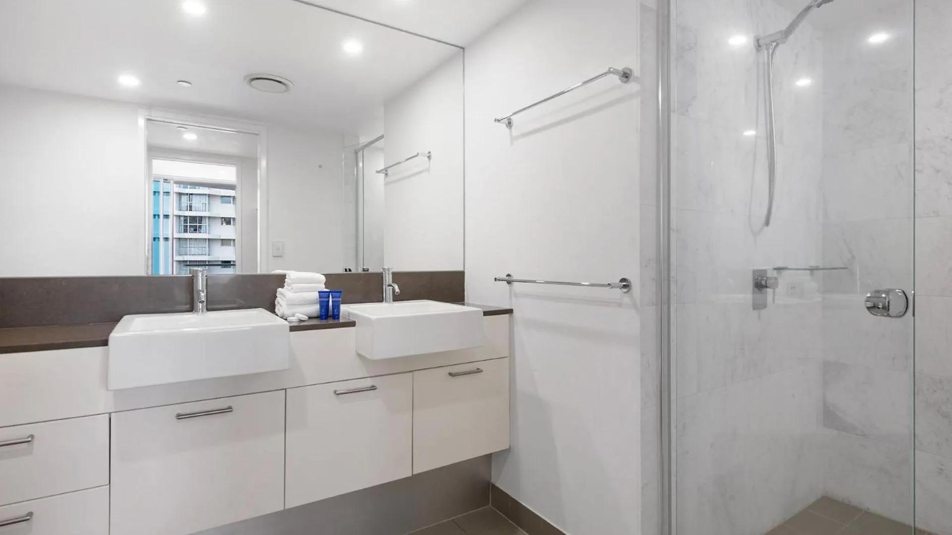 Artique 3 Bedroom Close To The - Coasthm Apartment *