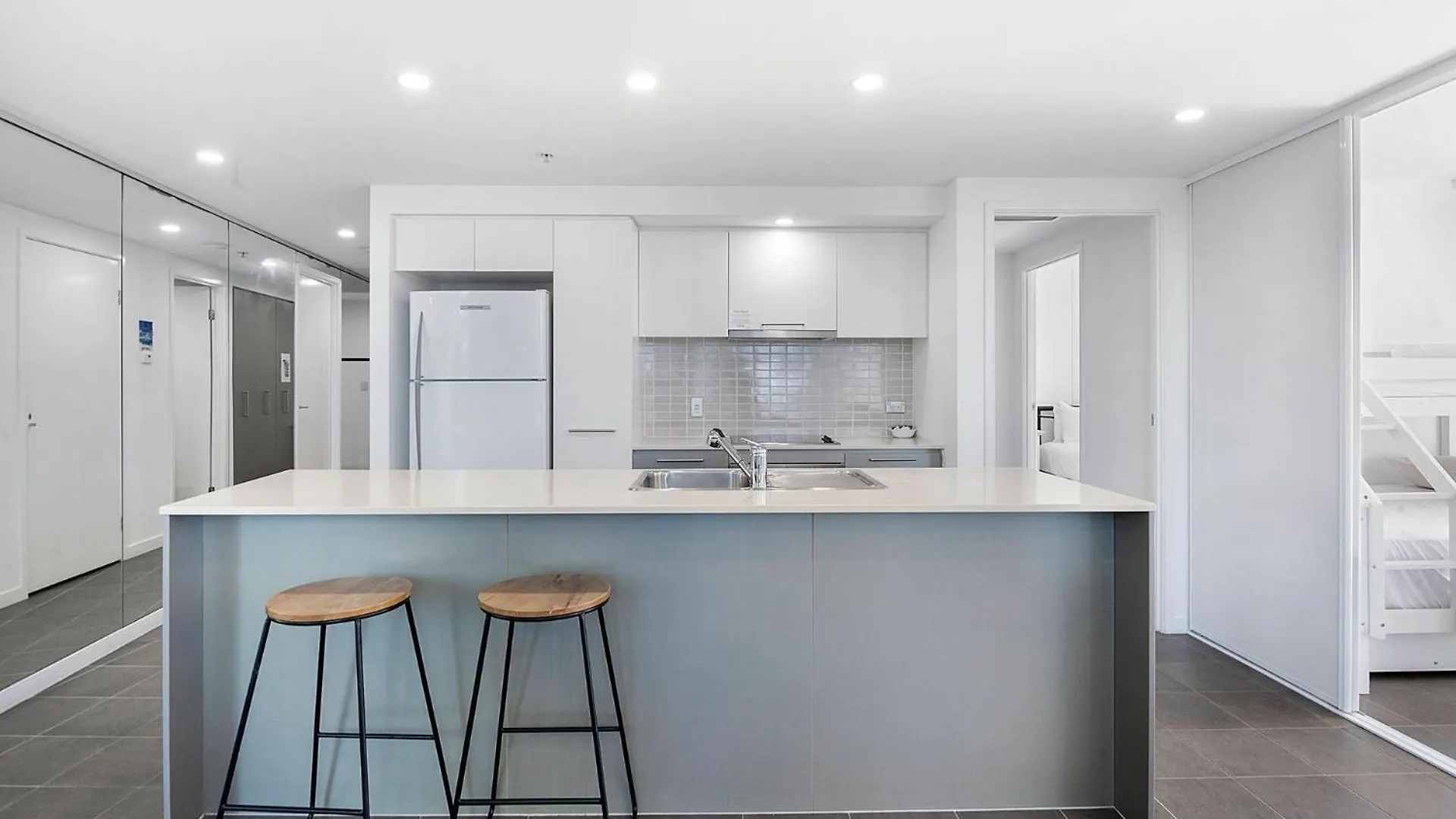 Artique 3 Bedroom Close To The - Coasthm Apartment *