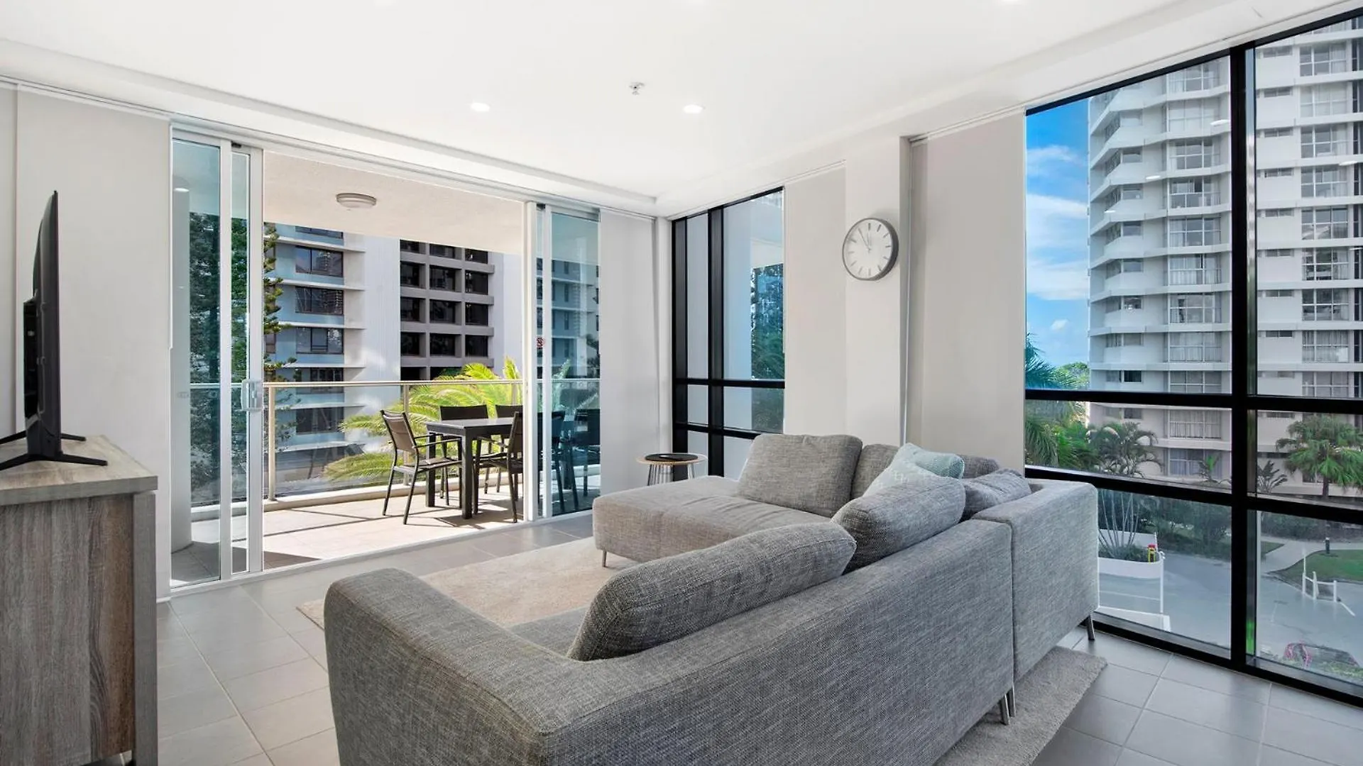 Artique 3 Bedroom Close To The - Coasthm Gold Coast