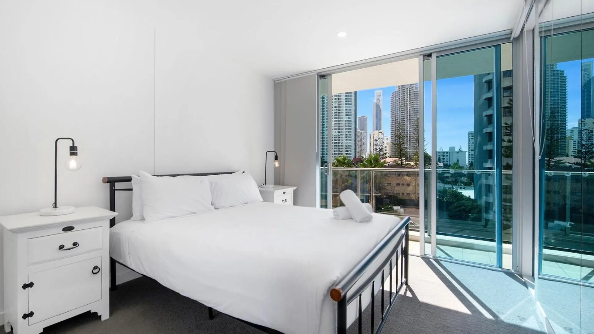 Apartment Artique 3 Bedroom Close To The - Coasthm *